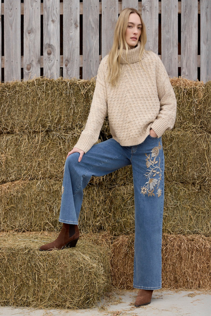 Le jean à jambe large brodé Charlie B. | C5669-431A