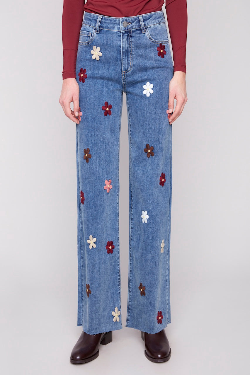 Le jean jambes large à broderie Charlie B. | C5665-431A
