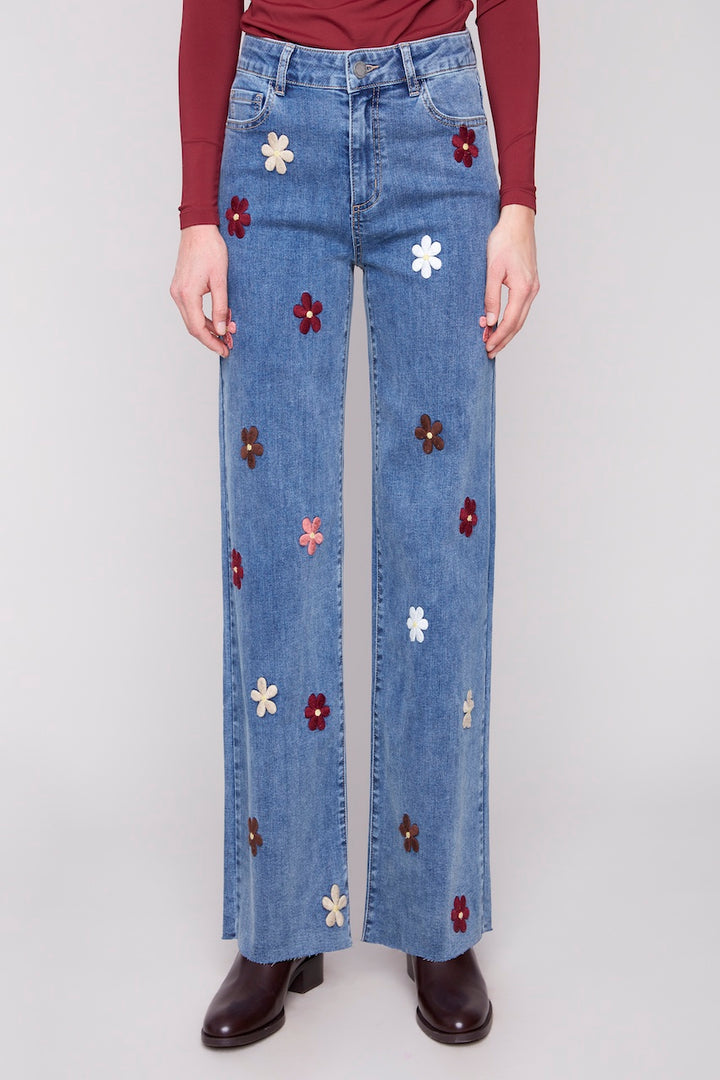 Le jean jambes large à broderie Charlie B. | C5665-431A