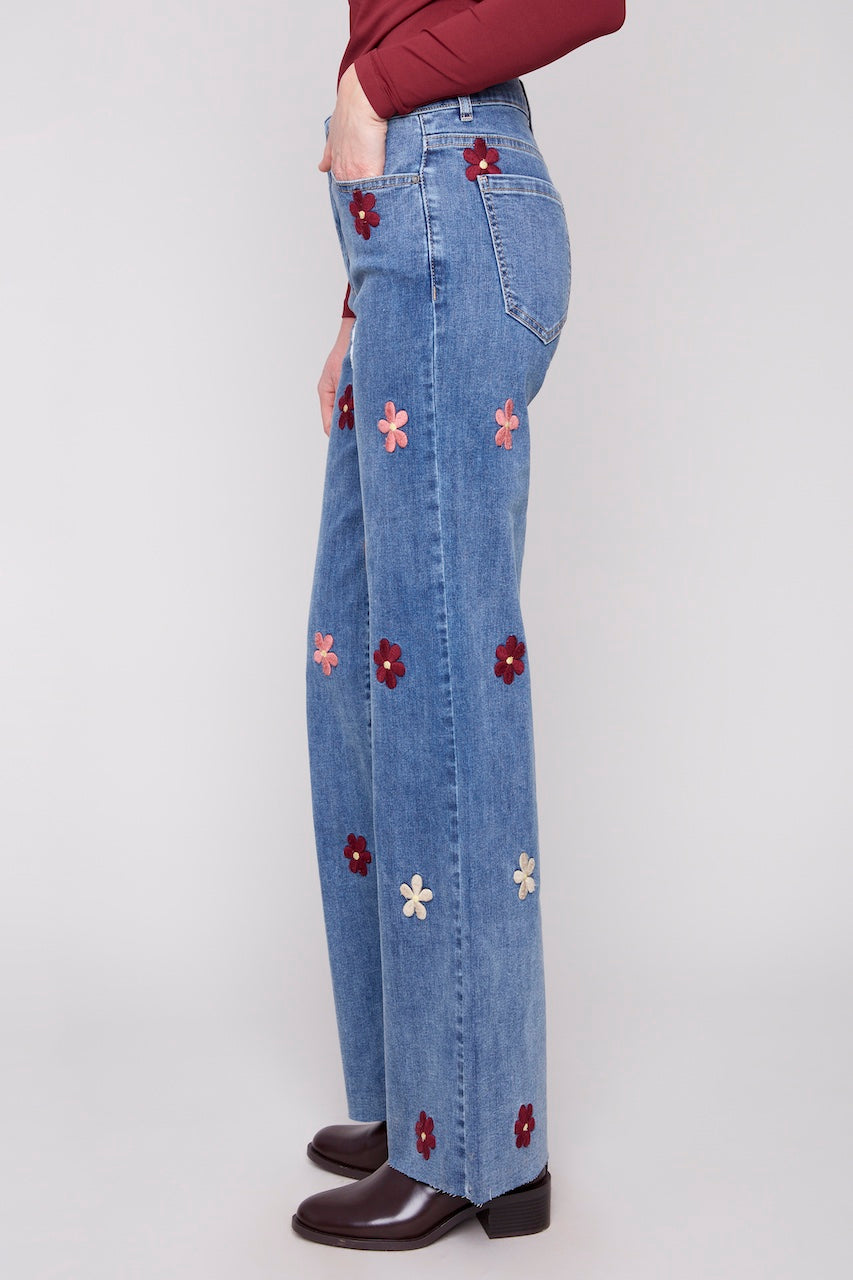 Le jean jambes large à broderie Charlie B. | C5665-431A