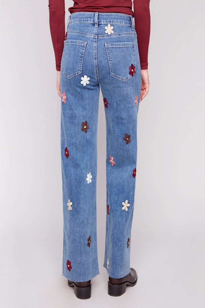 Le jean jambes large à broderie Charlie B. | C5665-431A