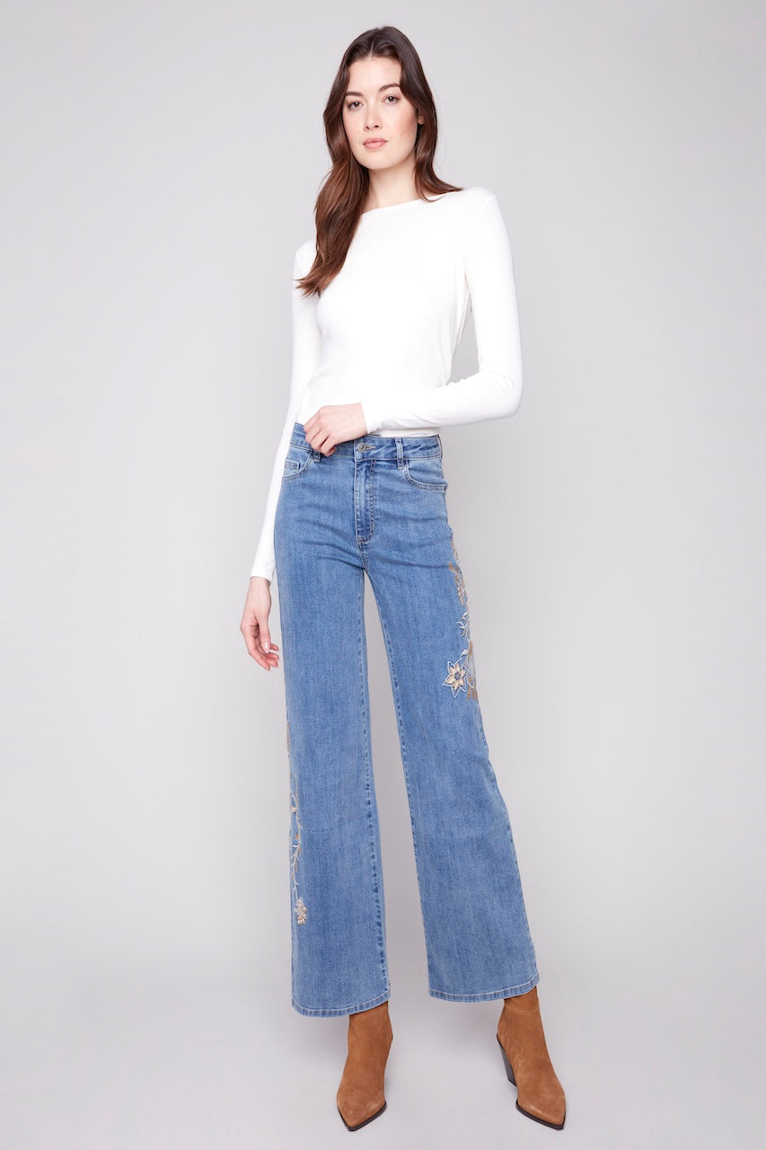 Le jean à jambe large brodé Charlie B. | C5669-431A