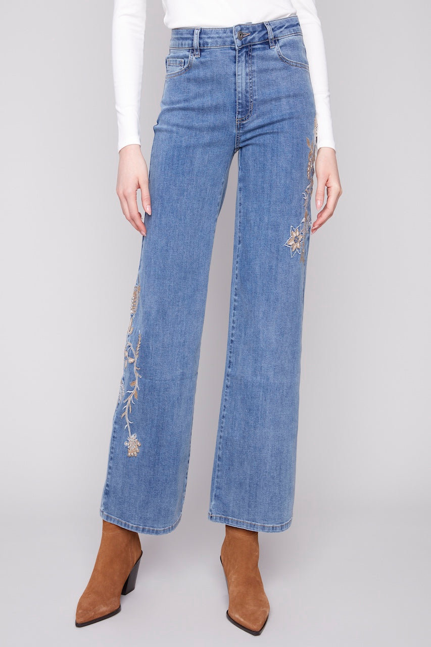 Le jean à jambe large brodé Charlie B. | C5669-431A