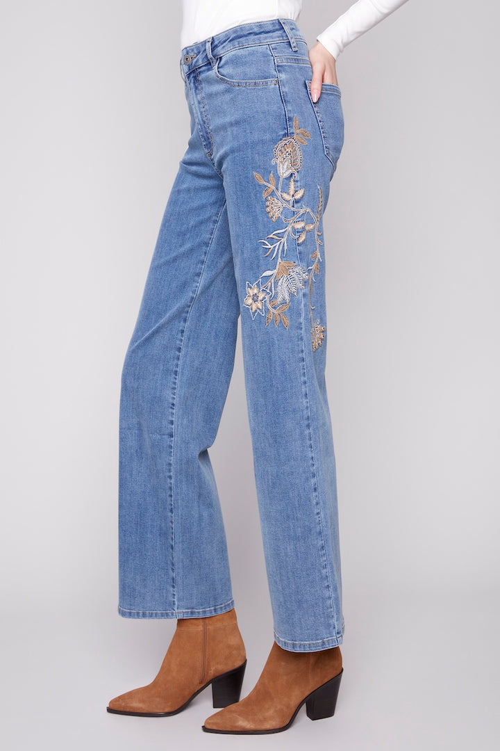 Le jean à jambe large brodé Charlie B. | C5669-431A