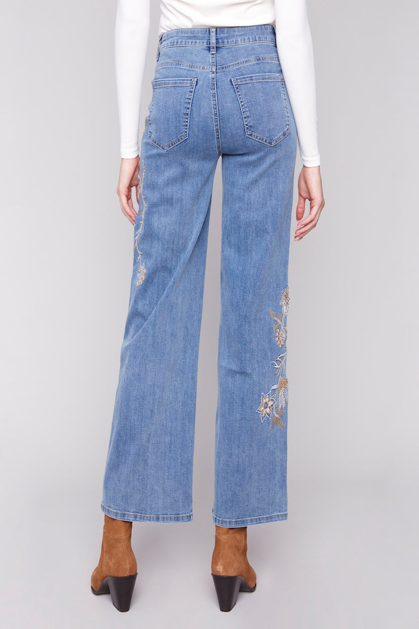Le jean à jambe large brodé Charlie B. | C5669-431A