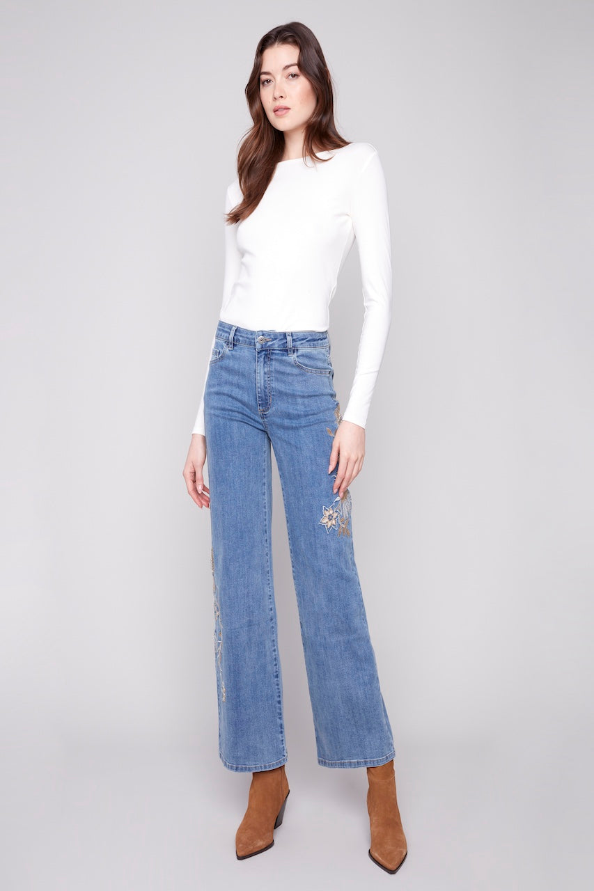 Le jean à jambe large brodé Charlie B. | C5669-431A