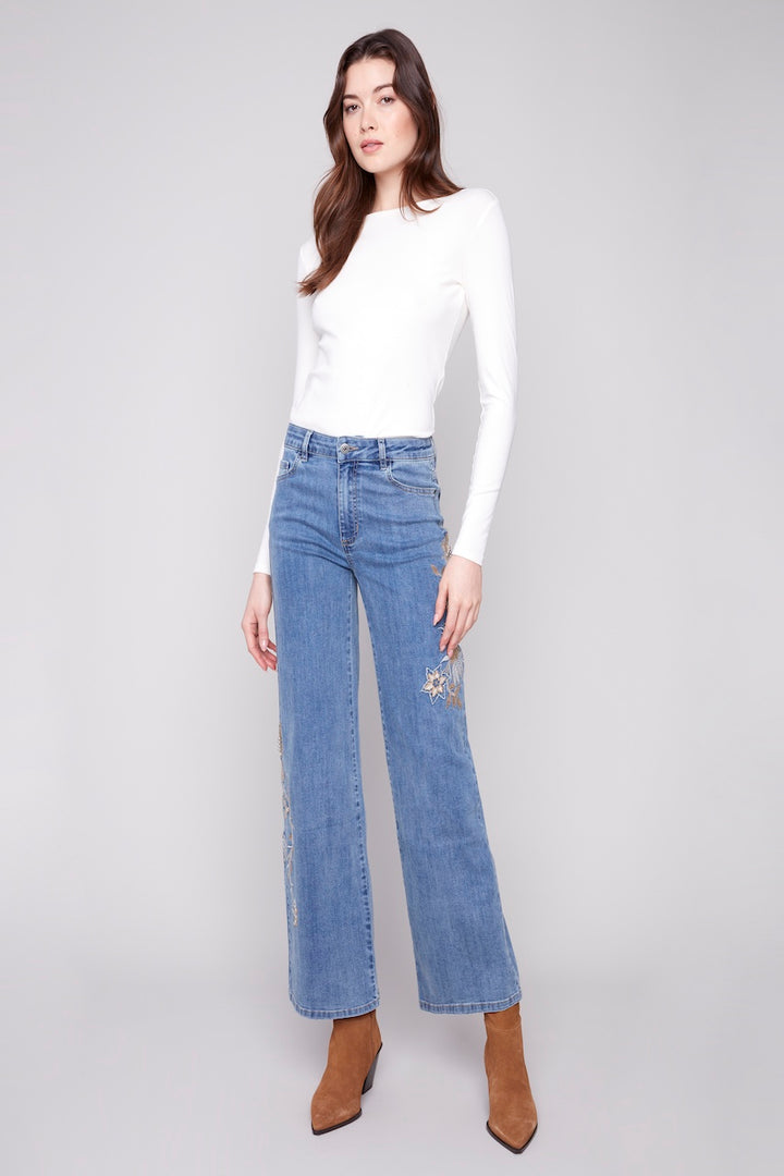 Le jean à jambe large brodé Charlie B. | C5669-431A