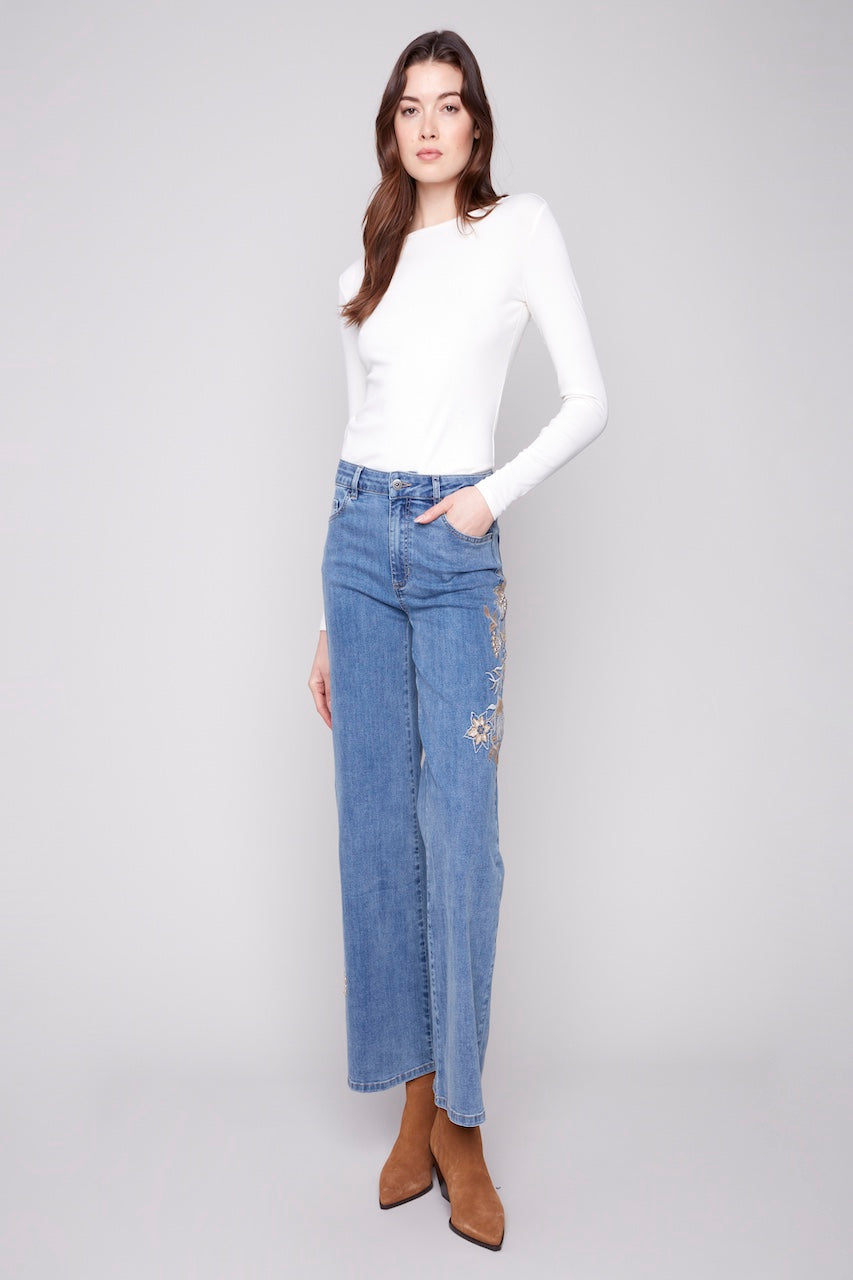 Le jean à jambe large brodé Charlie B. | C5669-431A